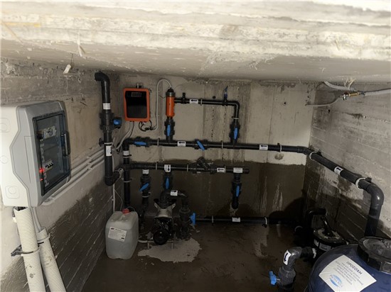 ΠΙΣΙΝΑ ΜΠΕΤΟΝ ΜΕ ΥΠΕΡΧΕΙΛΗΣΗ ΚΑΤΑΡΡΑΚΤΗ  ΣΤΗΝ ΧΑΜΟΛΙΑ ΒΡΑΥΡΩΝΑ  - ΕΡΓΟ 64 5