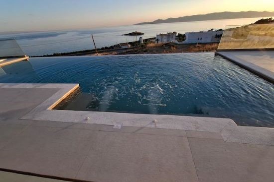 Ιδιωτικές Πισίνες, ΠΙΣΙΝΑ ΜΠΕΤΟΝ ΜΕ ΥΠΕΡΧΕΙΛΗΣΗ ΛΑΙΝΕΡ ΚΑΙ ΥΔΡΟΜΑΣΑΖ ΣΤΗΝ ΚΑΡΥΣΤΟ - ΕΡΓΟ 65