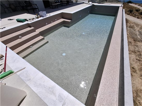 ΠΙΣΙΝΑ ΜΠΕΤΟΝ ΜΕ ΥΠΕΡΧΕΙΛΗΣΗ ΛΑΙΝΕΡ ΚΑΙ ΥΔΡΟΜΑΣΑΖ ΣΤΗΝ ΚΑΡΥΣΤΟ - ΕΡΓΟ 65 8