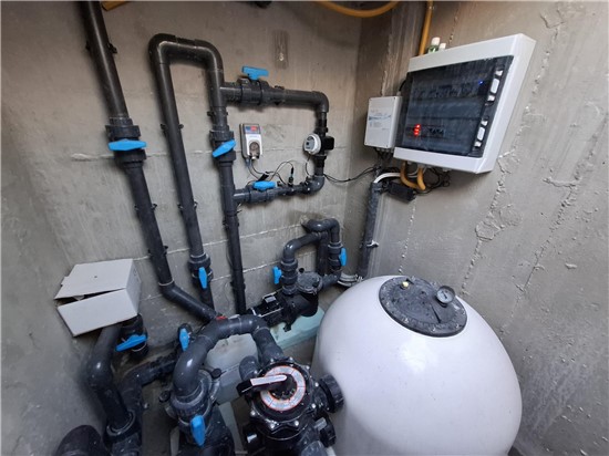 ΠΙΣΙΝΑ ΜΠΕΤΟΝ ΜΕ ΥΠΕΡΧΕΙΛΗΣΗ ΛΑΙΝΕΡ ΚΑΙ ΥΔΡΟΜΑΣΑΖ ΣΤΗΝ ΚΑΡΥΣΤΟ - ΕΡΓΟ 65 12