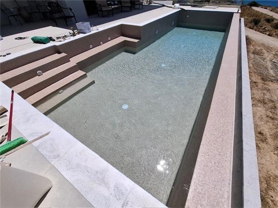 ΠΙΣΙΝΑ ΜΠΕΤΟΝ ΜΕ ΥΠΕΡΧΕΙΛΗΣΗ ΛΑΙΝΕΡ ΚΑΙ ΥΔΡΟΜΑΣΑΖ ΣΤΗΝ ΚΑΡΥΣΤΟ - ΕΡΓΟ 65 10