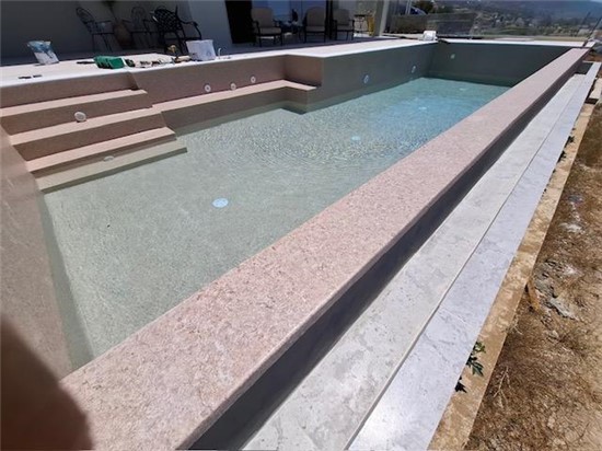 ΠΙΣΙΝΑ ΜΠΕΤΟΝ ΜΕ ΥΠΕΡΧΕΙΛΗΣΗ ΛΑΙΝΕΡ ΚΑΙ ΥΔΡΟΜΑΣΑΖ ΣΤΗΝ ΚΑΡΥΣΤΟ - ΕΡΓΟ 65 11