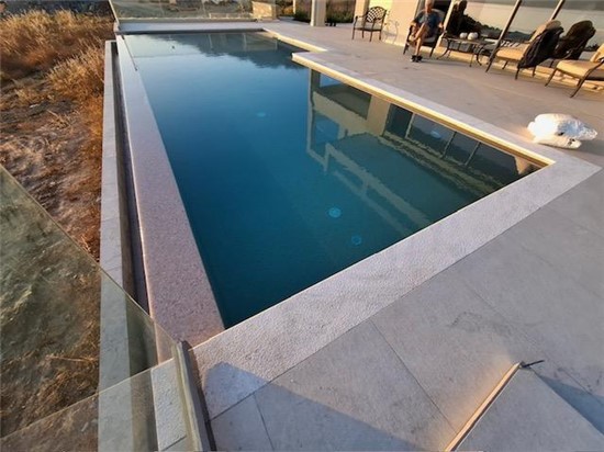 ΠΙΣΙΝΑ ΜΠΕΤΟΝ ΜΕ ΥΠΕΡΧΕΙΛΗΣΗ ΛΑΙΝΕΡ ΚΑΙ ΥΔΡΟΜΑΣΑΖ ΣΤΗΝ ΚΑΡΥΣΤΟ - ΕΡΓΟ 65 5