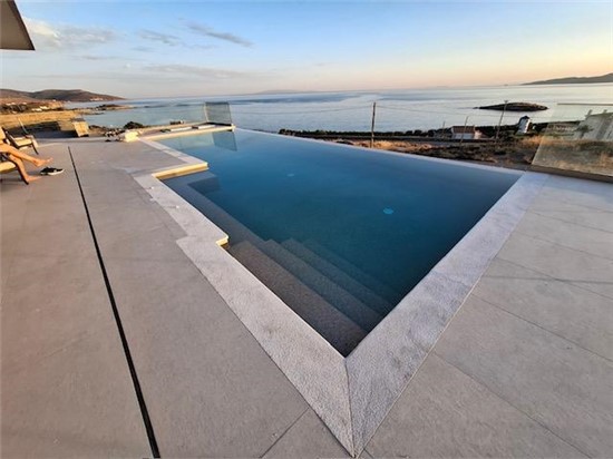 ΠΙΣΙΝΑ ΜΠΕΤΟΝ ΜΕ ΥΠΕΡΧΕΙΛΗΣΗ ΛΑΙΝΕΡ ΚΑΙ ΥΔΡΟΜΑΣΑΖ ΣΤΗΝ ΚΑΡΥΣΤΟ - ΕΡΓΟ 65 4