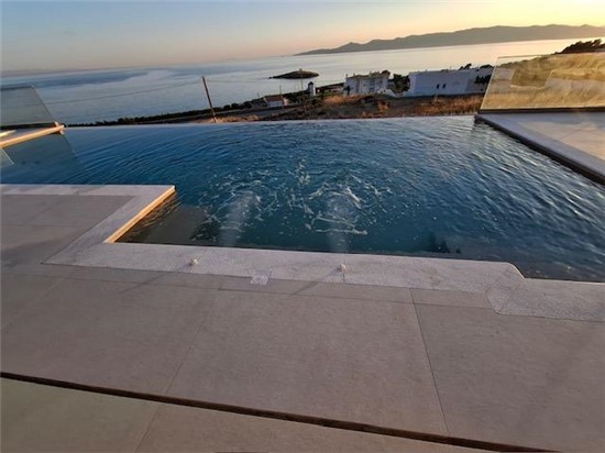 ΠΙΣΙΝΑ ΜΠΕΤΟΝ ΜΕ ΥΠΕΡΧΕΙΛΗΣΗ ΛΑΙΝΕΡ ΚΑΙ ΥΔΡΟΜΑΣΑΖ ΣΤΗΝ ΚΑΡΥΣΤΟ - ΕΡΓΟ 65 1