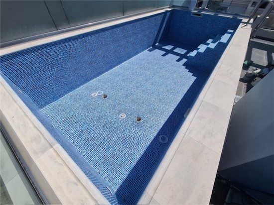 Πισίνα μπετόν με σκίμμερ και Liner Ψηφίδα  1