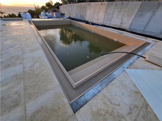 ΠΙΣΙΝΑ ΠΡΟΚΑΤ ΜΕ ΠΕΡΙΜΕΤΡΙΚΗ ΥΠΕΡΧΕΙΛΙΣΗ ΣΤΗ ΜΕΣΣΗΝΙΑ - ΕΡΓΟ 18 1