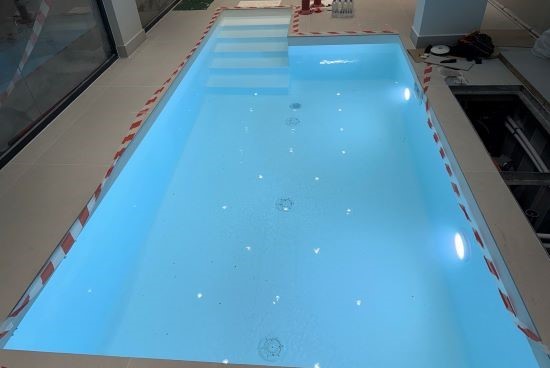 ΙΔΙΩΤΙΚΕΣ, Πισίνα μπετόν με σκίμμερ και liner λευκό ανάγλυφο στη Μαλακάσα - Εργο 44