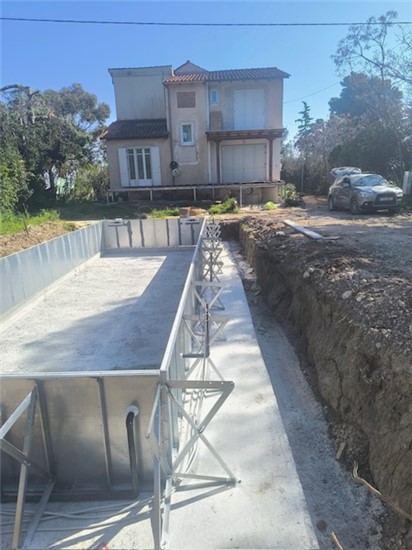 ΠΙΣΙΝΑ ΠΡΟΚΑΤ ΜΕ ΣΚΙΜΜΕΡ ΣΤΟ ΤΟΛΟ - ΕΡΓΟ 81 3