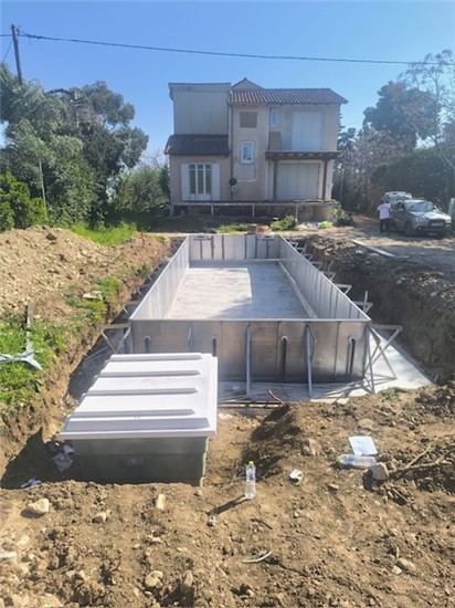 ΠΙΣΙΝΑ ΠΡΟΚΑΤ ΜΕ ΣΚΙΜΜΕΡ ΣΤΟ ΤΟΛΟ - ΕΡΓΟ 81 6