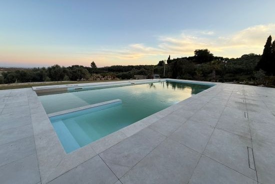 ΙΔΙΩΤΙΚΕΣ, ΠΙΣΙΝΑ ΜΠΕΤΟΝ ΜΕ ΣΚΙΜΜΕΡ ΣΤΟΝ ΠΥΡΓΟ ΗΛΕΙΑΣ - ΕΡΓΟ 45