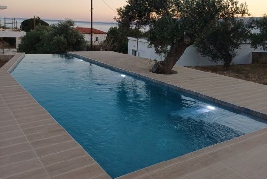 Ιδιωτικές Πισίνες, ΠΙΣΙΝΑ ΜΠΕΤΟΝ ΜΕ ΥΠΕΡΧΕΙΛΗΣΗ ΚΑΤΑΡΡΑΚΤΗ ΣΤΗΝ ΚΑΡΥΣΤΟ - ΕΡΓΟ 68