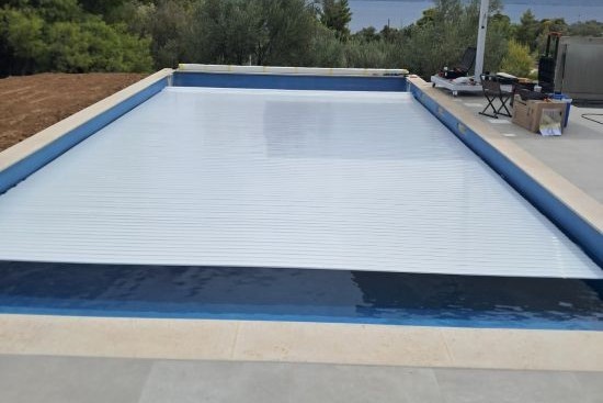 ΥΠΕΡΓΕΙΑ ΗΛΕΚΤΡΙΚΑ – ΚΑΛΥΜΜΑΤΑ ΠΙΣΙΝΑΣ, Κάλυμμα ROLL ENERGY EVOLUTION της DEL σε πισίνα στο Λουτράκι 