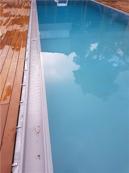 Πισίνα προκάτ με περιμετρική υπερχείλιση και liner γκρι στην Εκάλη - Έργο 8 5
