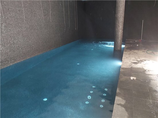 Εσωτερική πισίνα με σκίμμερ και υδρομασάζ στο ξενοδοχείο Cayo στην Πλάκα Ελούντας, Κρήτη - Έργο 7 1
