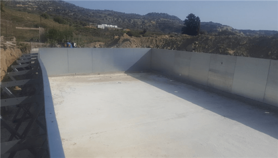 Στάδια κατασκευής πισίνας προκάτ με υπερχείλιση 29