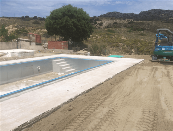 Στάδια κατασκευής πισίνας προκάτ με υπερχείλιση 47