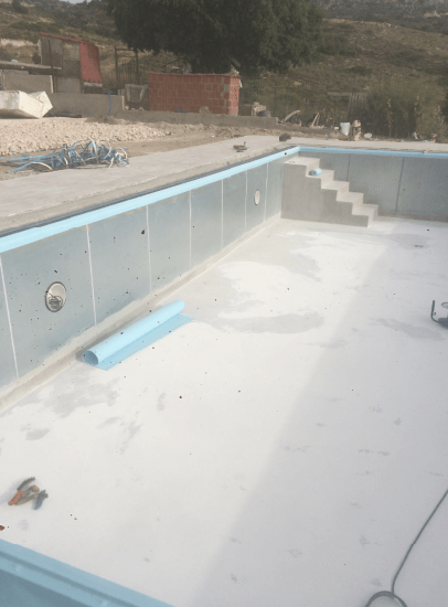Στάδια κατασκευής πισίνας προκάτ με υπερχείλιση 46