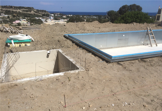 Στάδια κατασκευής πισίνας προκάτ με υπερχείλιση 45