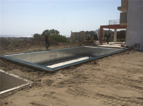 Στάδια κατασκευής πισίνας προκάτ με υπερχείλιση 43